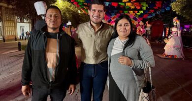 Alcalde Beto Granados recorrió la Plaza Principal para saludar a los visitantes que apreciaban la exhibición de catrinas y catrines