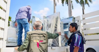 Entrega SEBIEN estufas y tinacos en Xicoténcatl
