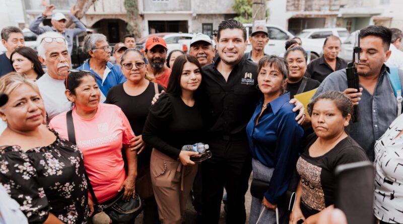 Beto Granados atiende a vecinos de la Villa Española