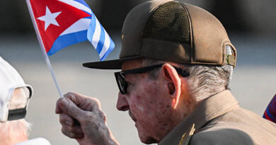 REAPARECE RAUL CASTRO TRAS ACUSACIONES DE EUA