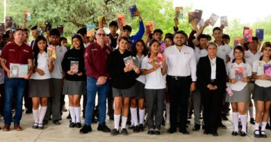 Continúa entrega de libros a jóvenes por parte del ITCA en diversos municipios