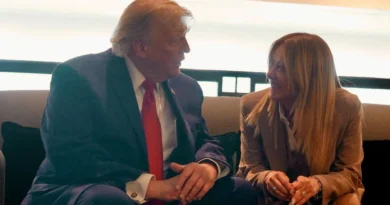 Giorgia Meloni dice que Trump inventó una historia  dice que le rego por una foto.