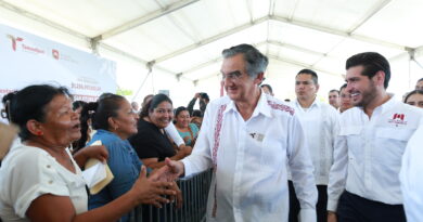 Inaugura Américo obra vial y entrega escrituras a familias matamorenses