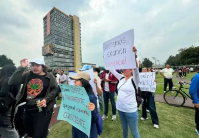 Profesores, alumnos y aspirantes de la UNAM exigen frente a Rectoría examen presencial y transparencia en admisión