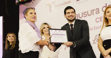 Beto Granados y Anita Granados acompañan a graduados de los Talleres CEDIF
