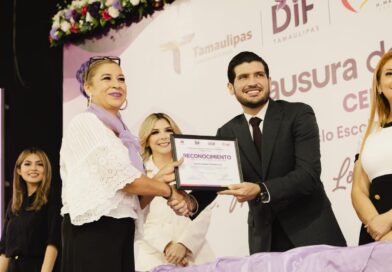 Beto Granados y Anita Granados acompañan a graduados de los Talleres CEDIF