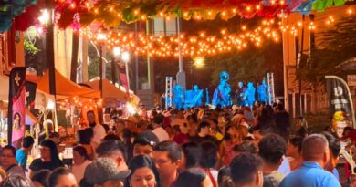 Cientos de familias disfrutan de la Callejoneada en la Calle 9