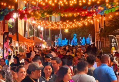 Cientos de familias disfrutan de la Callejoneada en la Calle 9