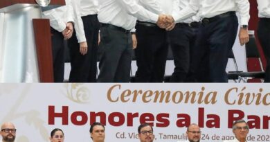 JUNTO AL GOBERNADOR, LÍDER DEL CONGRESO PARTICIPA EN LOS HONORES