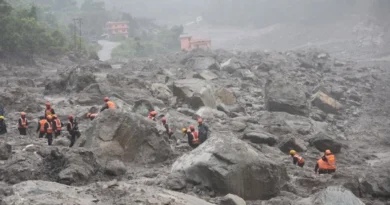 Riada en Nepal y China: van 939 muertos; rescatistas continúan búsqueda de desaparecidos
