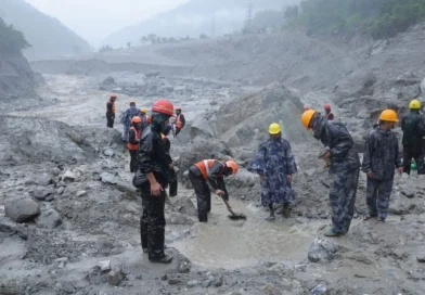 Se elevan a 682 los decesos y casi 3 mil desaparecidos por riadas en Nepal y China