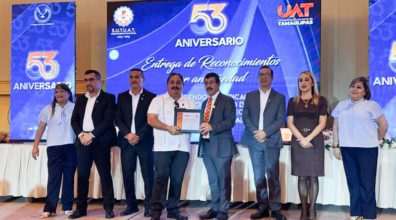 Reconoce Dámaso Anaya a trabajadores universitarios en el 53 Aniversario del SUTUAT