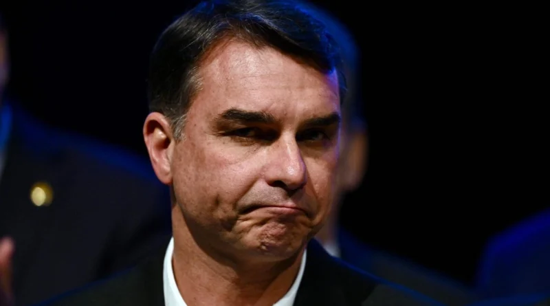 Cancelan pasaportes de Flávio Bolsonaro; tribunal ordena investigar si su campaña fue financiada en el extranjero