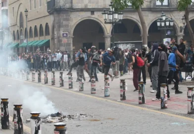Bloque negro vandaliza puerta de Palacio de Gobierno tras marcha por el agua en Guadalajara