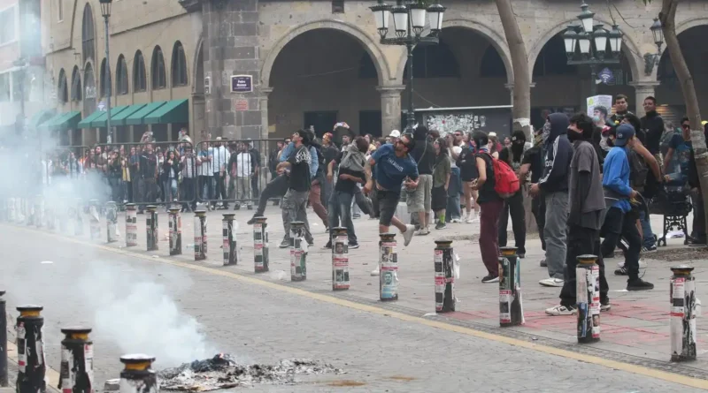 Bloque negro vandaliza puerta de Palacio de Gobierno tras marcha por el agua en Guadalajara