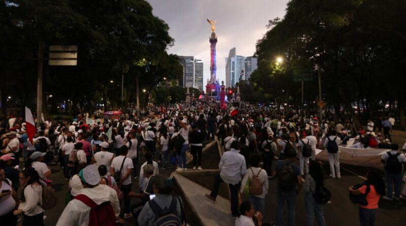 CNTE se suma a la marcha de trabajadores del IMSS; respalda demanda de pensiones dignas